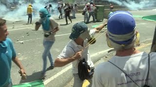 Caracas vive jornada de disturbios en protesta contra Maduro [upl. by Senskell]